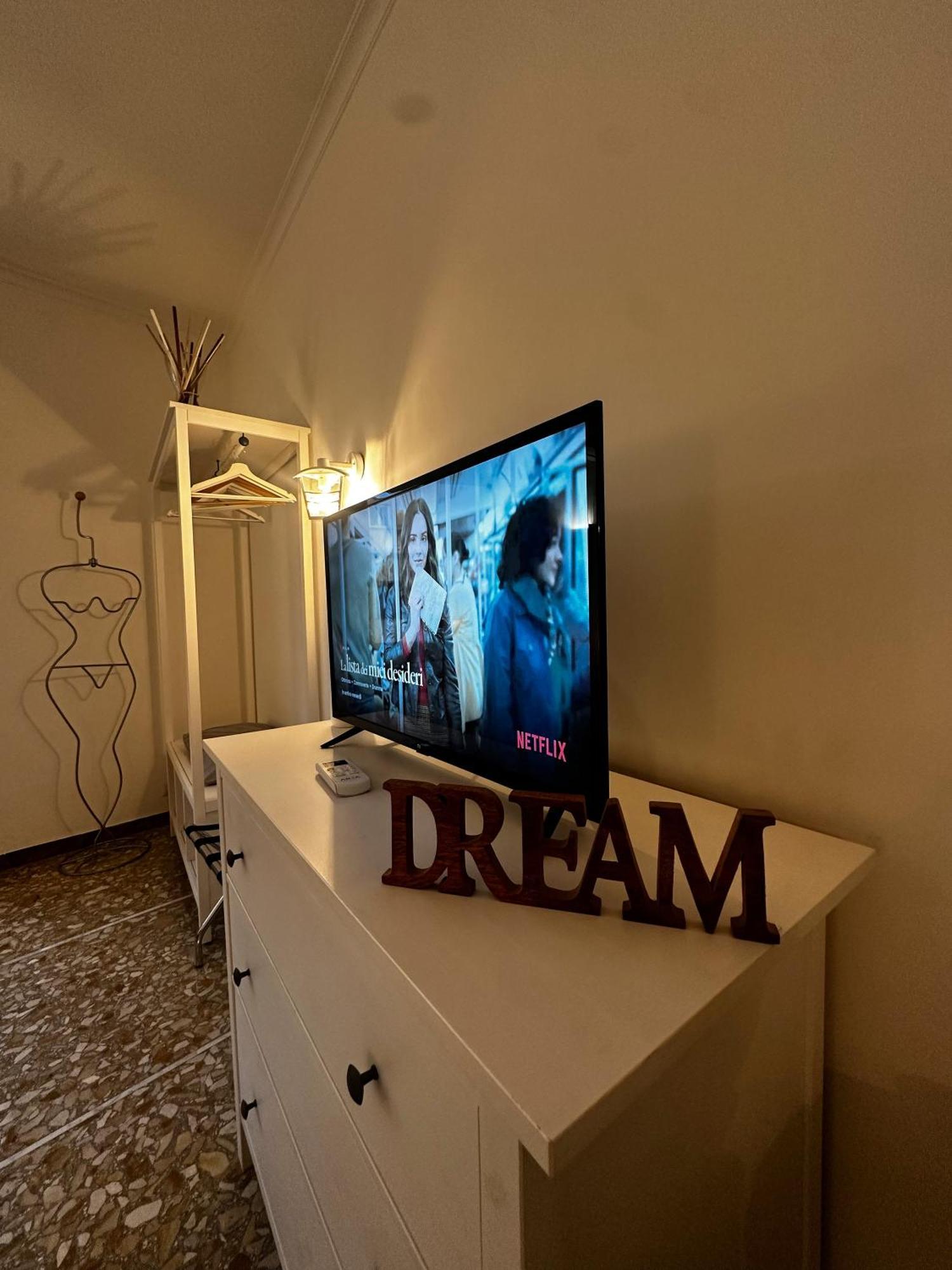 Amy Apartment Rom